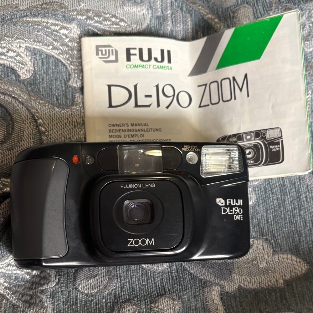 DL-190 Zoom Black Compact Camera